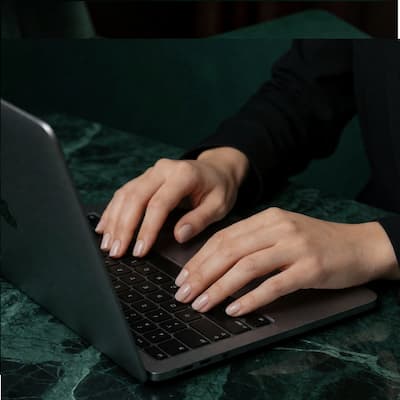 laptop laptop i dłonie piszące na nim